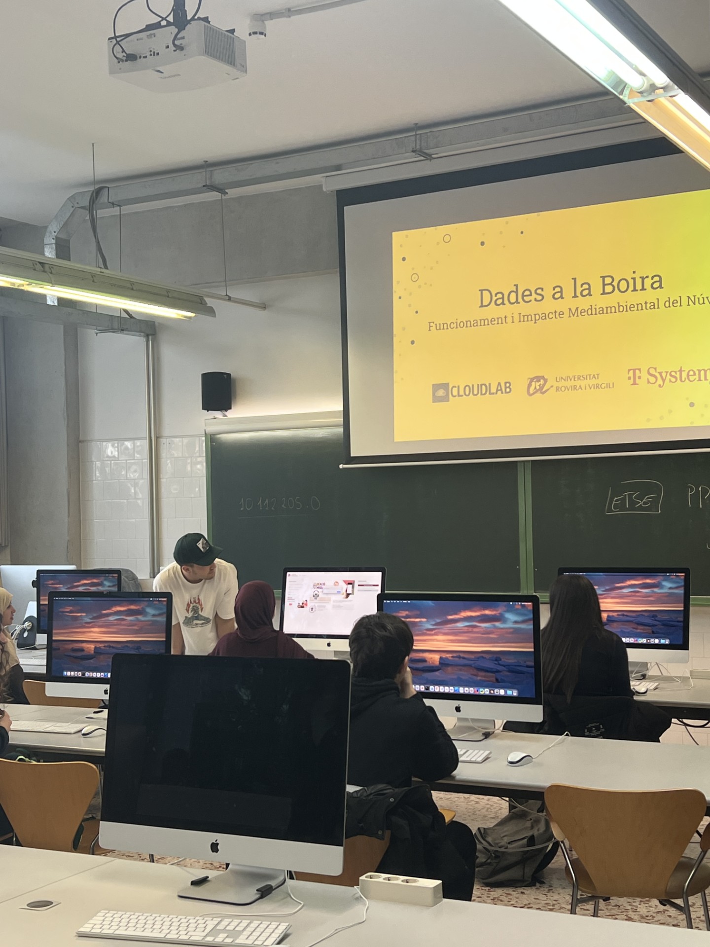 El futur a tocar: L’alumnat del Roseta Mauri s’endinsa en la tecnologia a la URV